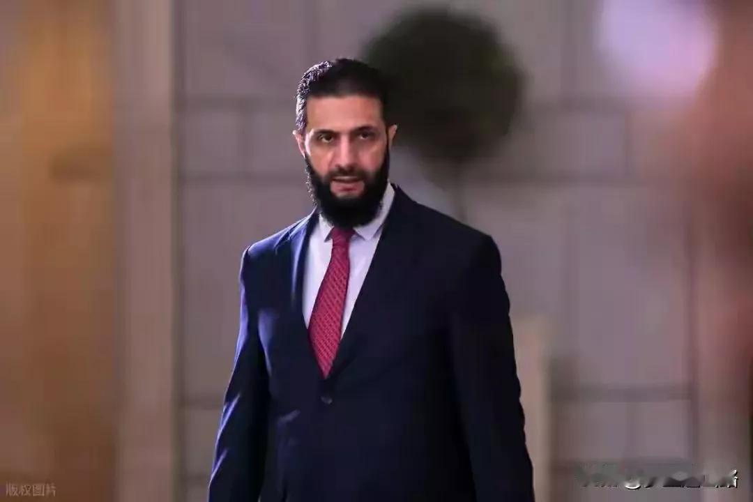 朱拉尼的法令纹深长，脸型也长，按照我们中国看人的古代老经验来推测他的性格，他沉着