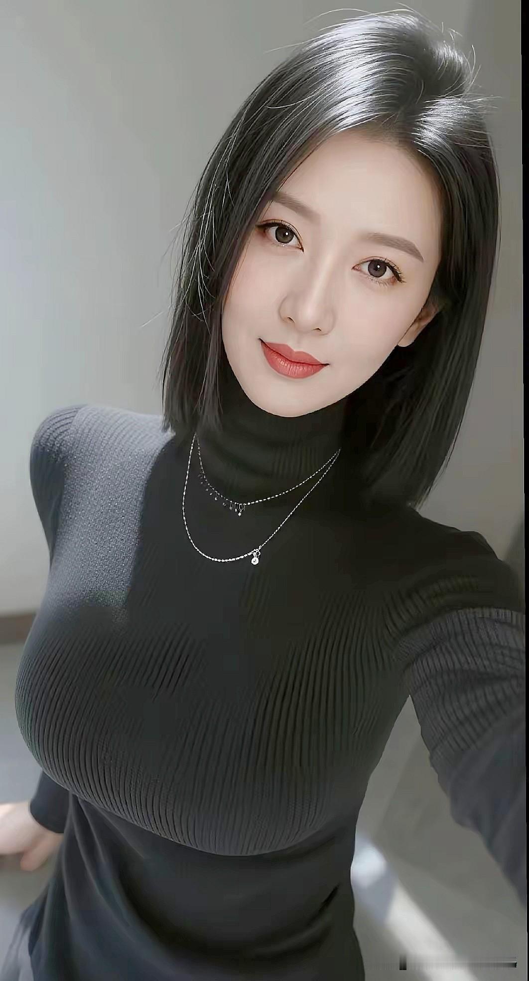 优雅从容的女生就像一杯陈酿的酒，越品越有味道。那轻透优雅的美，让人移不开眼。这