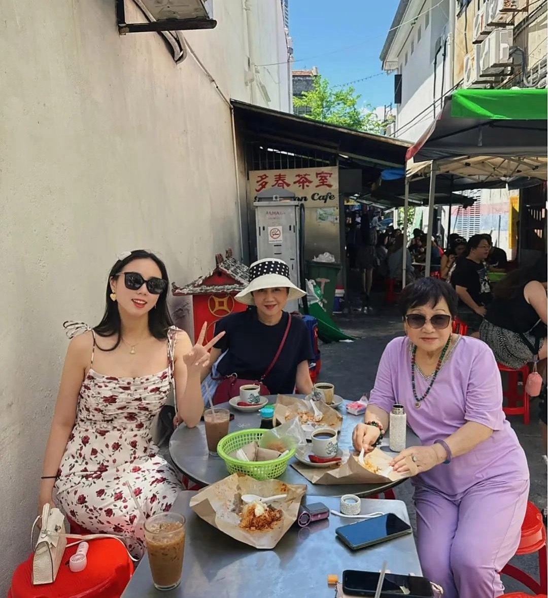 何超欣晒出和妈妈四太到马来西亚旅游照片。陪同的有一个老人，这位老人有说是梁安琪的