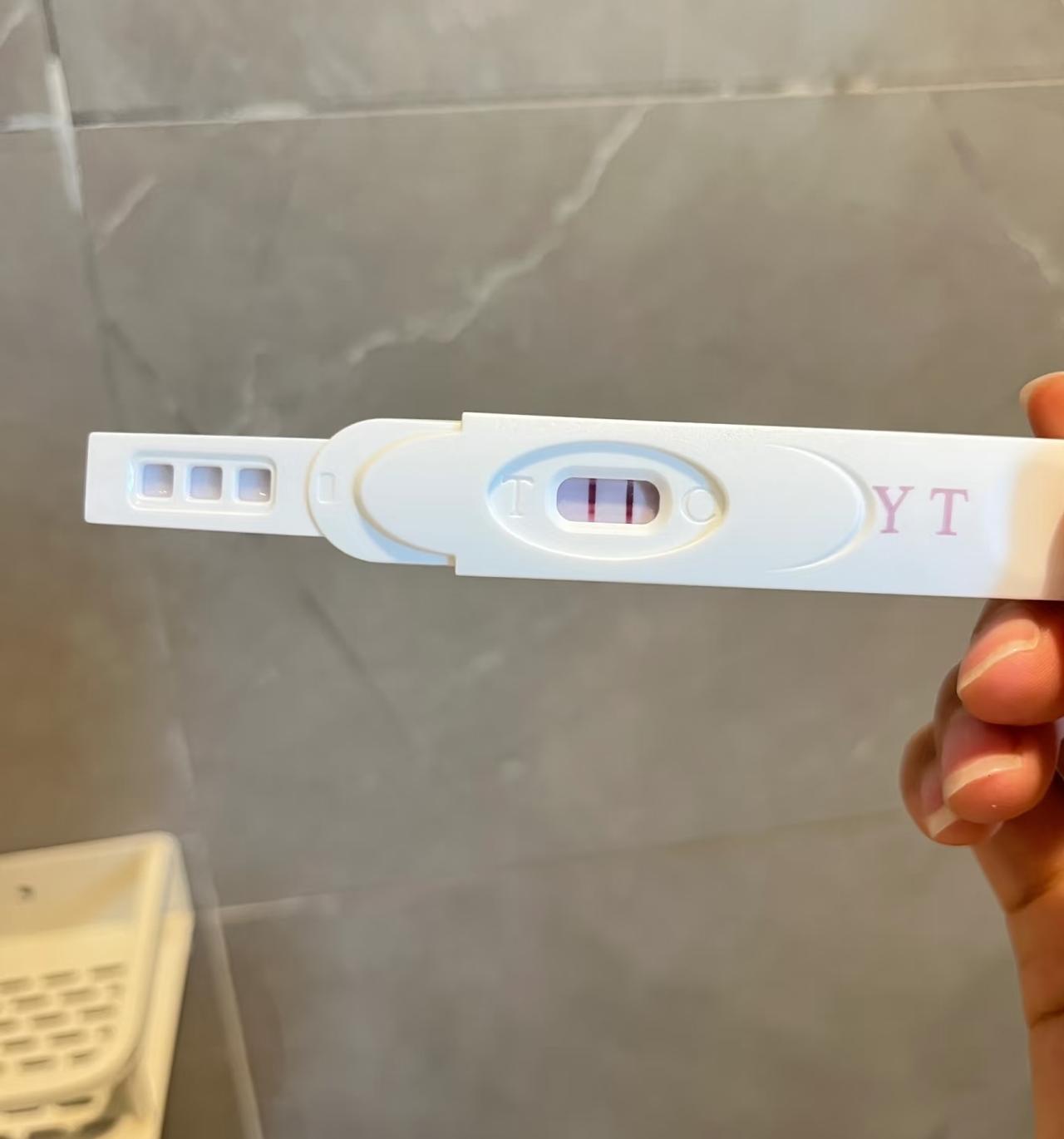 我的天塌了！这算什么事儿啊！今早喝了口粥就直犯恶心，到了工位上更是困得睁不开眼