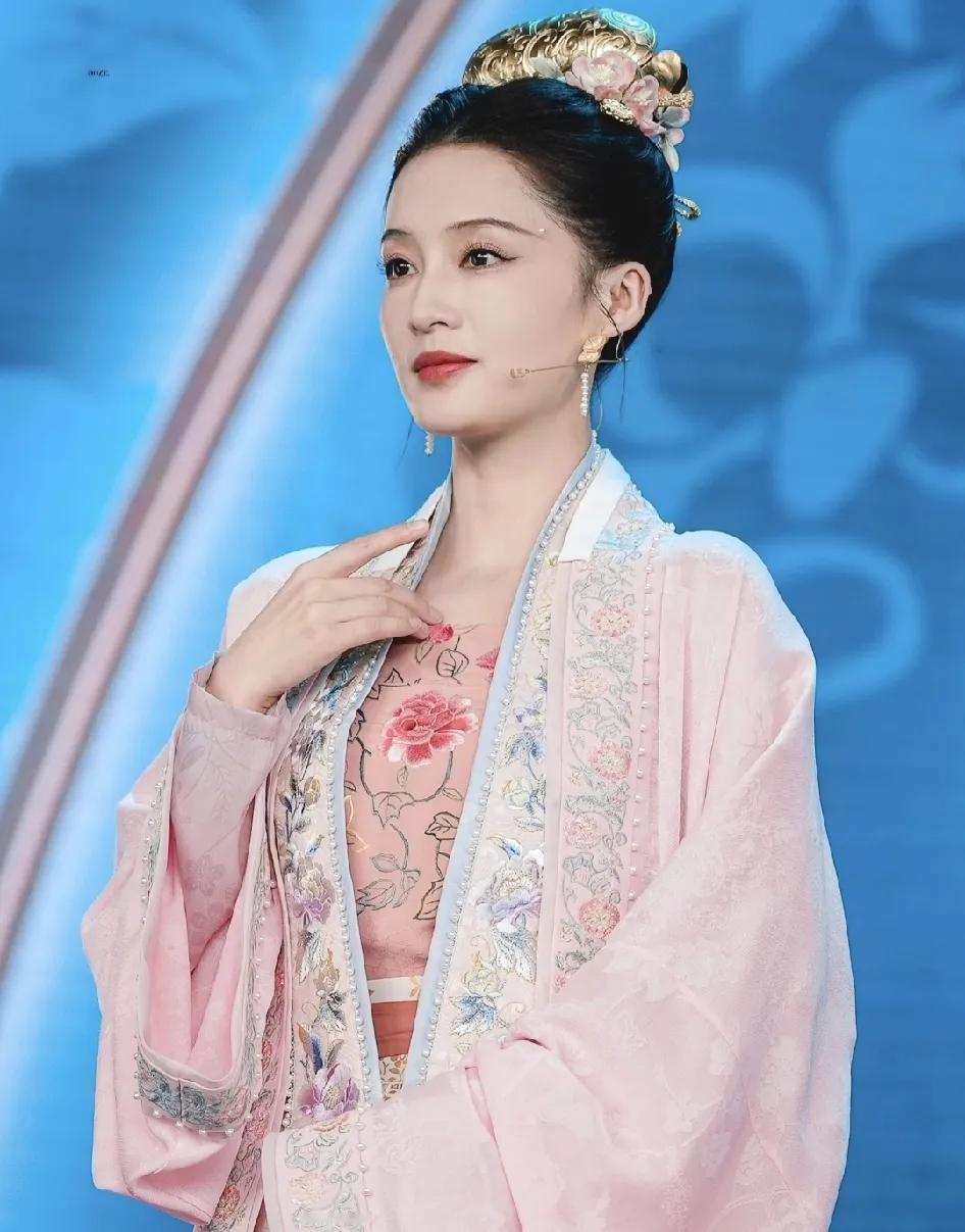 看了央妈说的那句：汉服不属于某一个朝代，止于明。我觉得是说，明以后大家都不穿汉