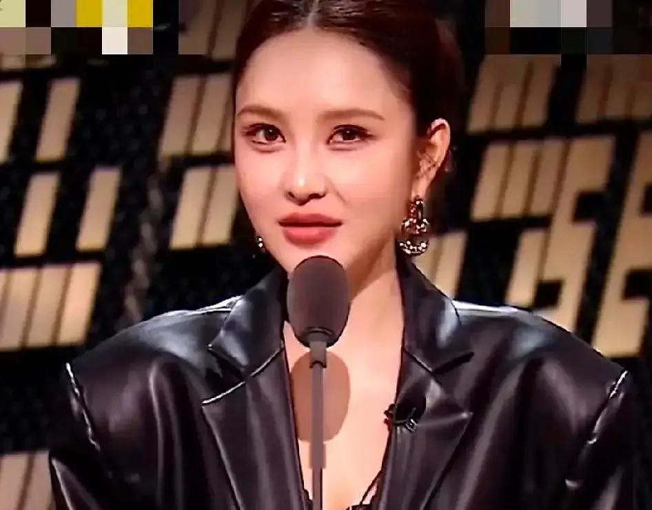 70岁的刘晓庆，被周扬青当面戳穿“不打针”人设。她没回避，直接甩出一句：“眼睛