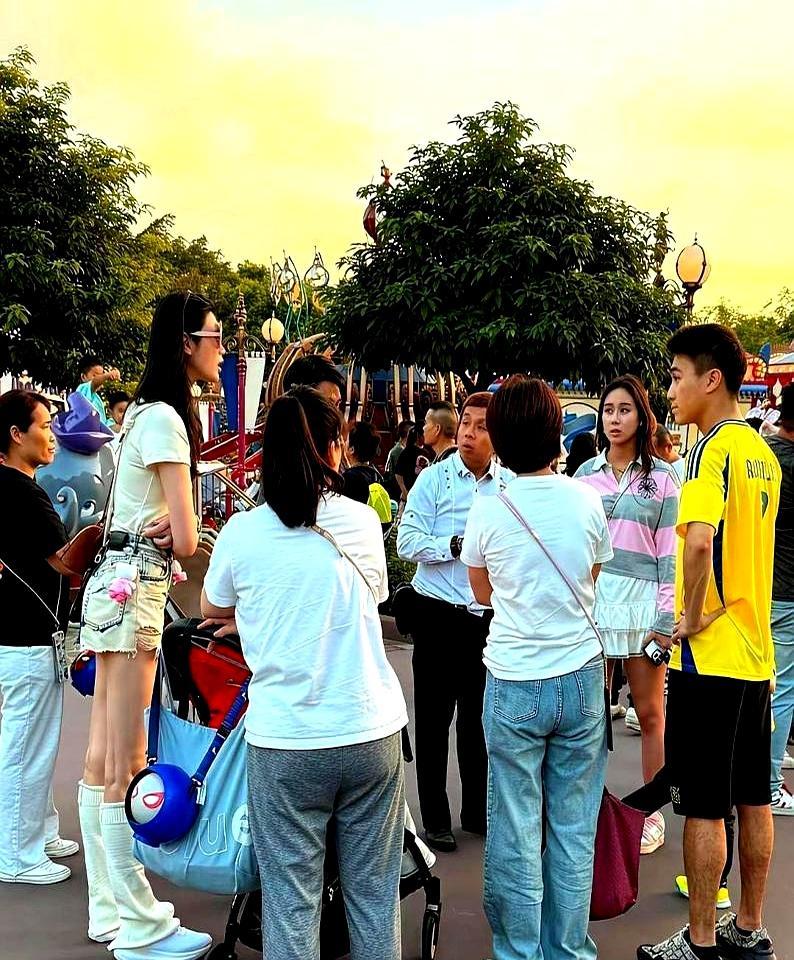 赌王家花3万玩迪士尼，钱没花在门票上。何猷君甩手就是3万块，买下迪士尼VI