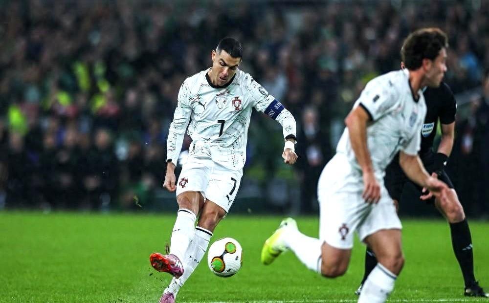 C罗这波操作真的“坑”自己！世预赛对阵爱尔兰时，被盯得没脾气心态崩了，肘击对手染