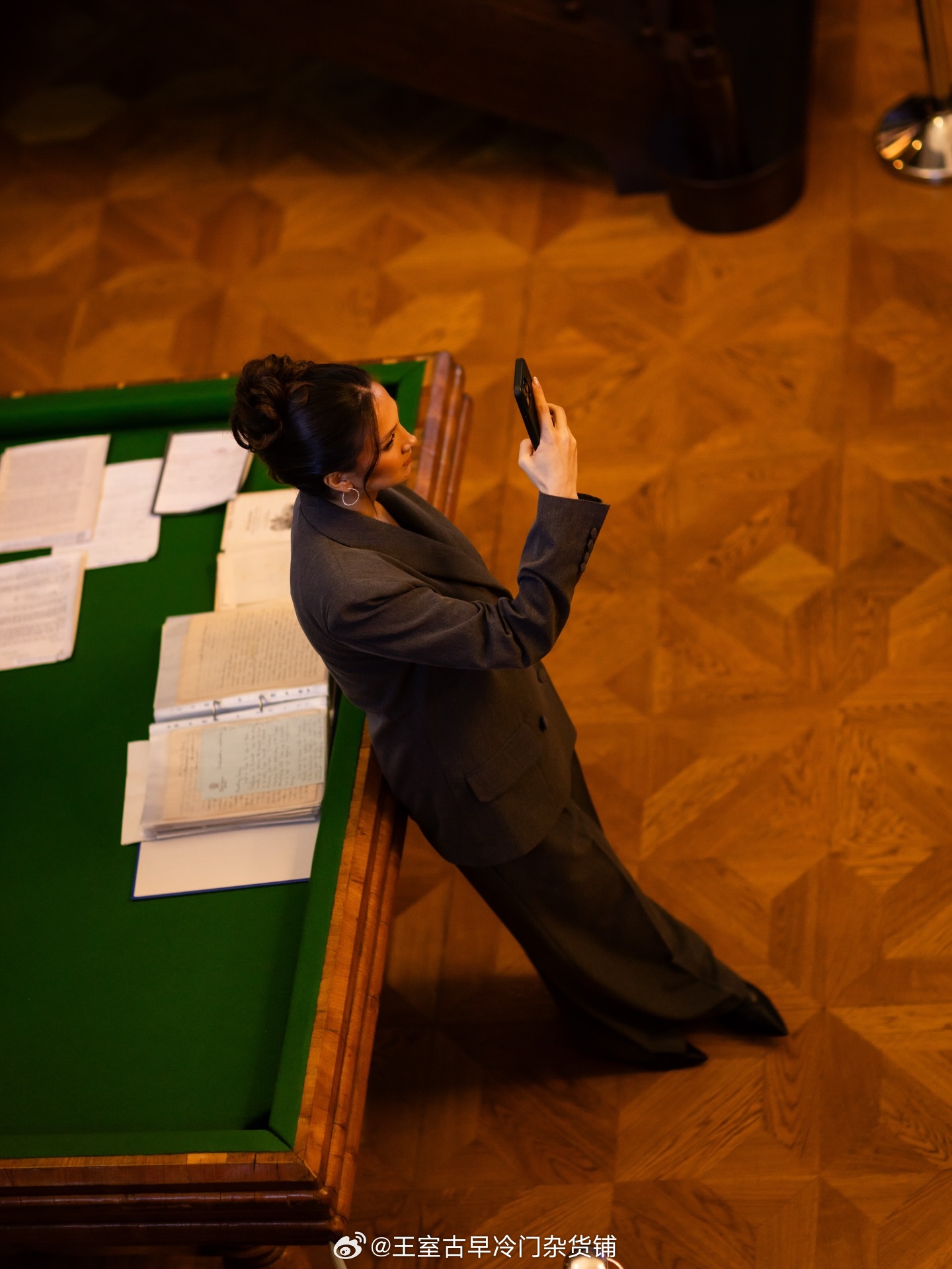 王室王室阿尔巴尼亚王室莱卡王子夫妇参观图书馆，这个小三年轻，莱卡王子是一定要追