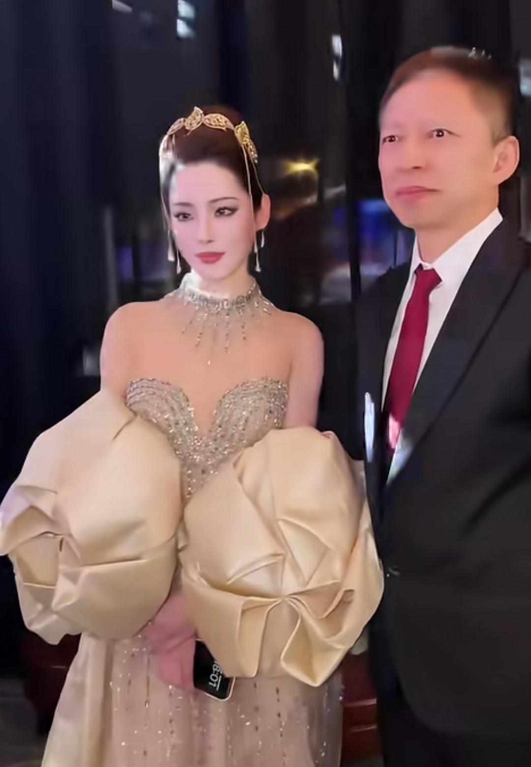 张朝阳跟女明星合影没有看她们美貌，眼里只有物理对知识的渴望。别的品牌商或者老