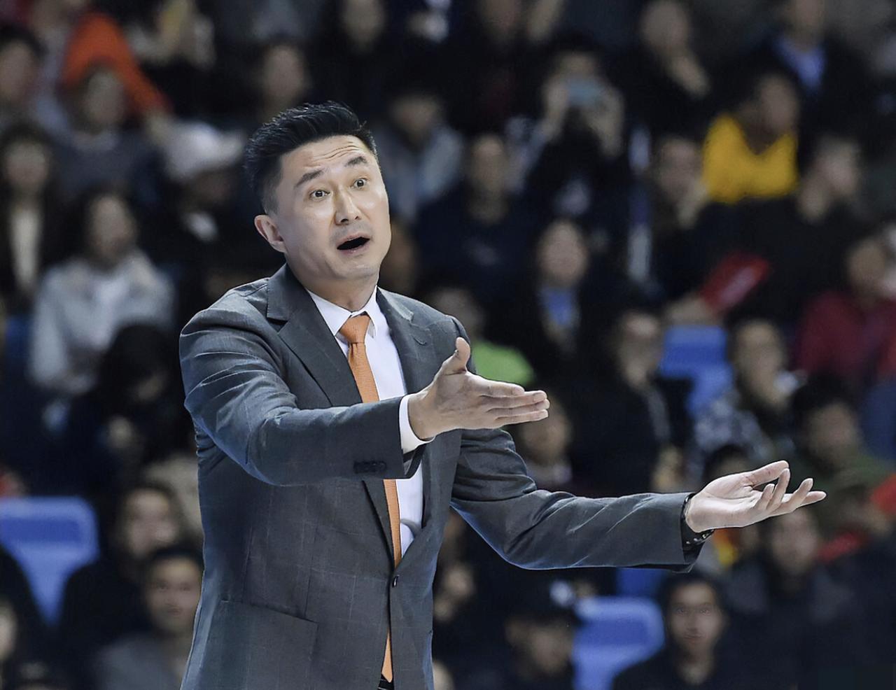 陈海涛安慰杜锋！在93：93的情况下，杰曼却在终场前0.5秒完成三分绝杀，场边