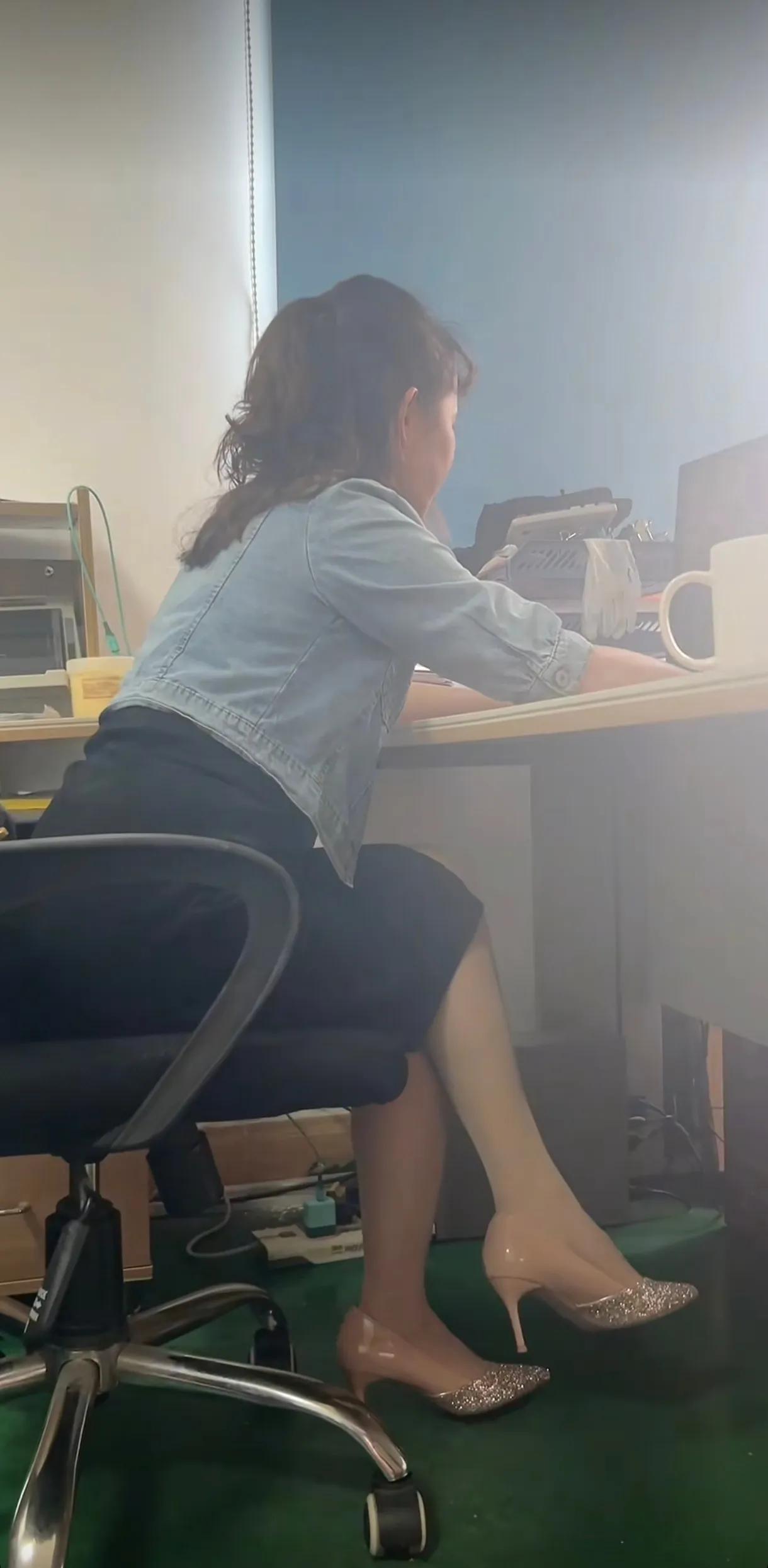 新来的同事，穿衣服不重样，每天更新，咱也不知道她哪来那么多衣服，她家也不是卖衣服