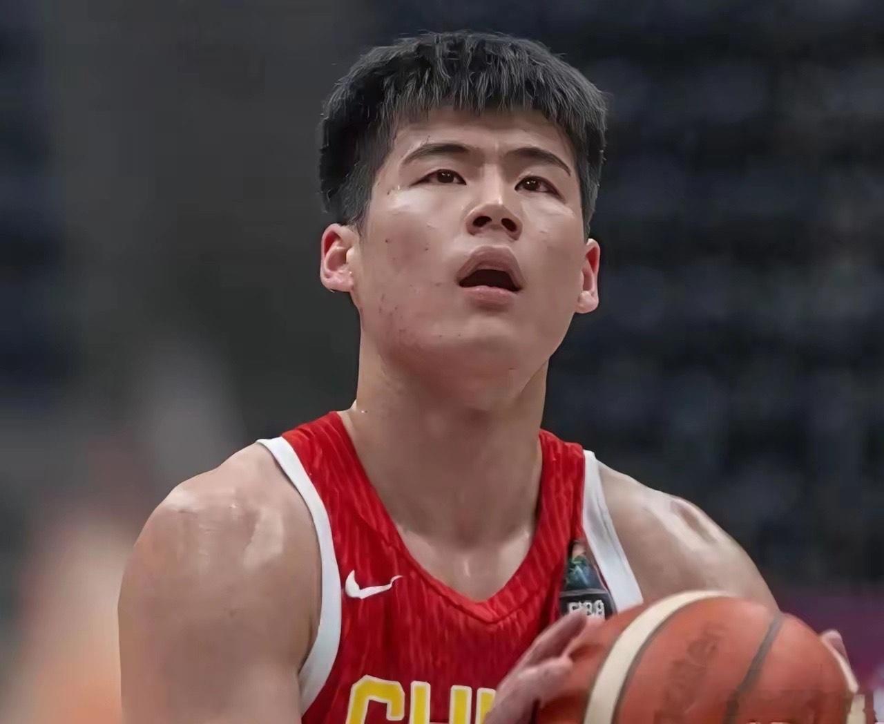 广东宏远上半场最出彩的不是因伤戴头箍出战的徐杰，不是上赛季得分王萨姆纳，不是包办