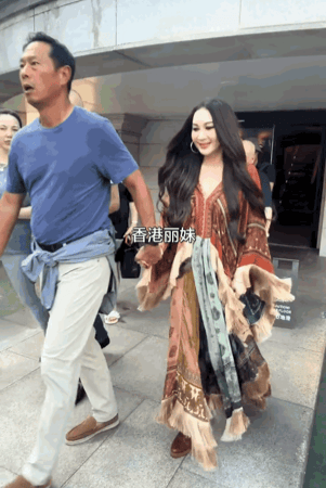 温碧霞是中国历史上，唯一个千年不变发型的女人[呲牙笑]就因为出道的时候有个导演讽刺