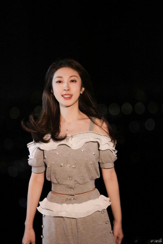 张小婉小婉考美人鱼证谋生小婉在节目里说怕没工作，跑去考美人鱼证的样子又心