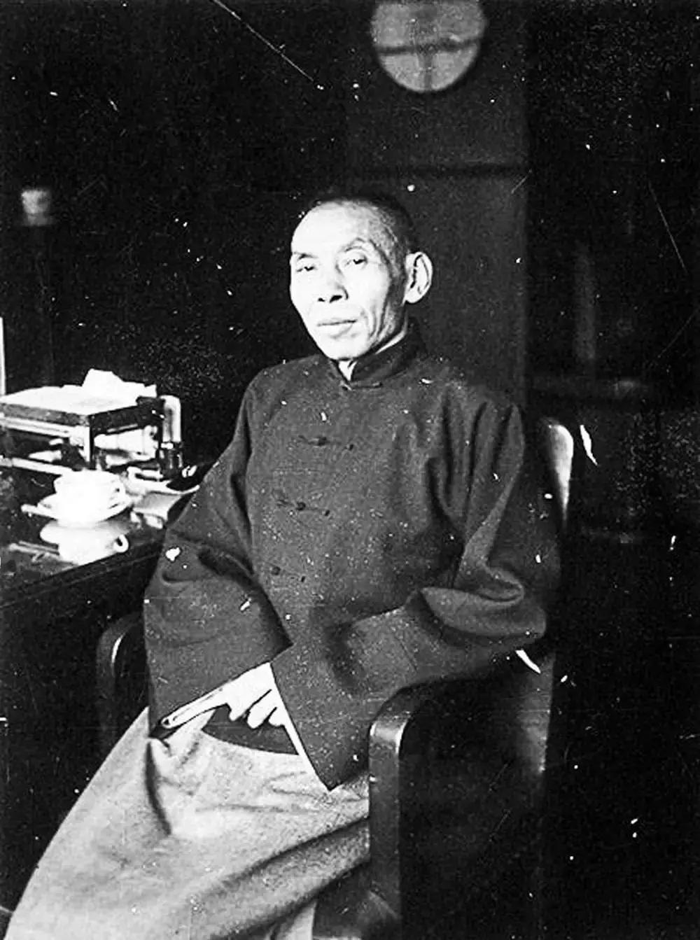 当年在上海滩呼风唤雨的青帮大佬杜月笙，晚年生活窘迫只能借钱维持，一次他拉下老脸向
