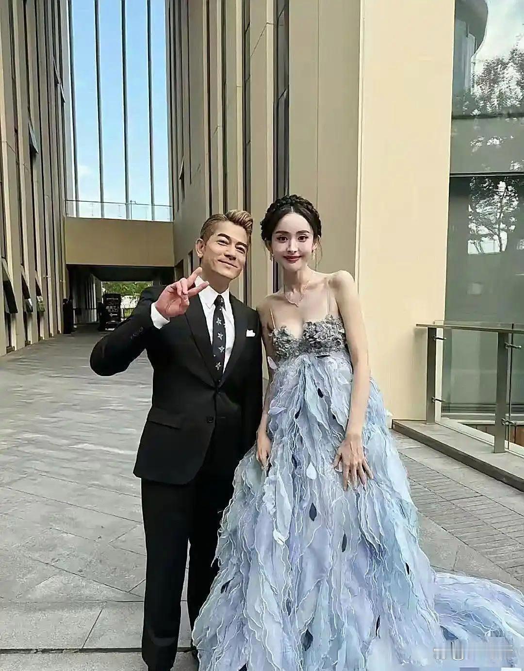 真没﻿‎想到‏娜扎﻿居然这么高，一下‎就⁠﻿‎把天王‎衬⁠‏托得十分﻿﻿娇小！⁠