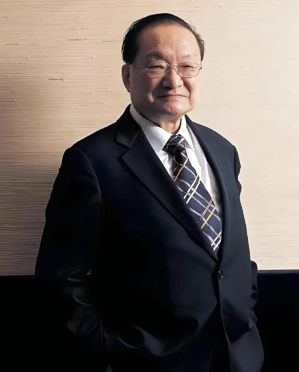 963年，金庸要去欧洲出差，就让倪匡帮忙写《天龙八部》，更新一章50元。结果一个