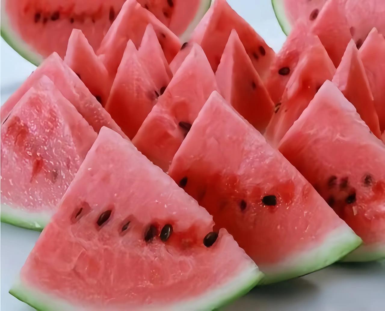 夏季吃西瓜必避3个误区，悄悄滋生海量细菌夏季高温，清甜多汁的西瓜是解暑刚需。很