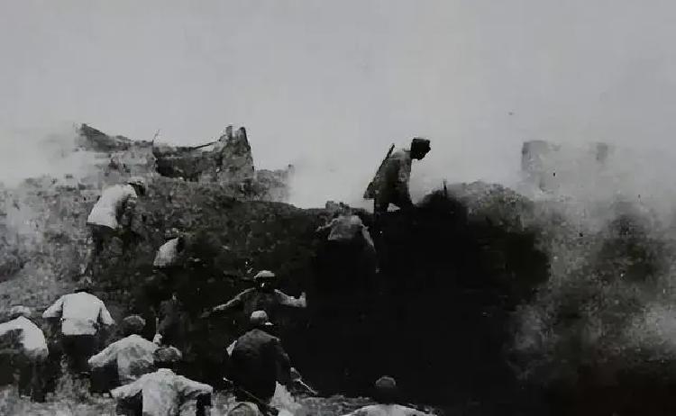 1942年春，五十多个中共的高级干部，被自己人卖了，困在甲山顶上，面对三千日军围