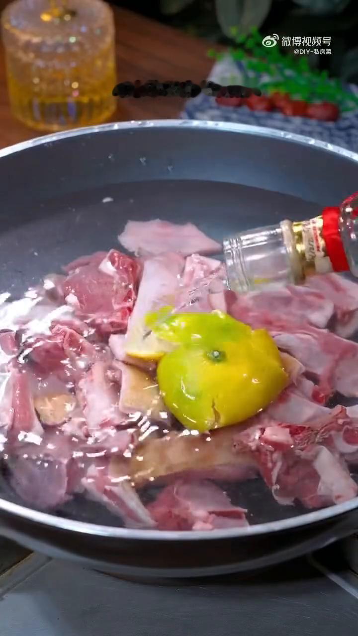 炖羊肉千万不要直接下锅，那样炖出来的羊肉又柴又硬。今天我教你们一个诀窍，炖出来的