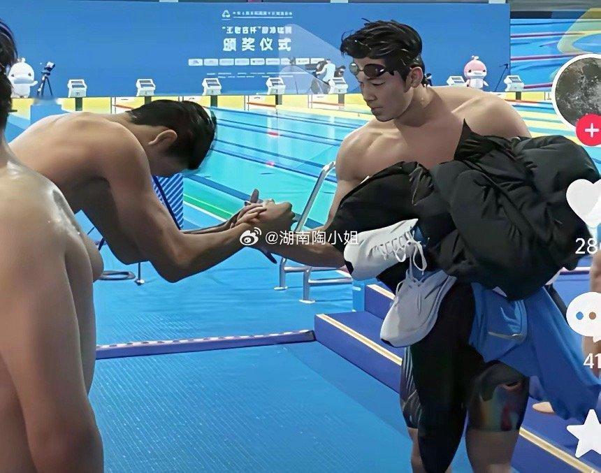 “小孩哥”张展硕的一个行为，再次引发热议。昨晚的全运会男泳4x200米自由泳结束