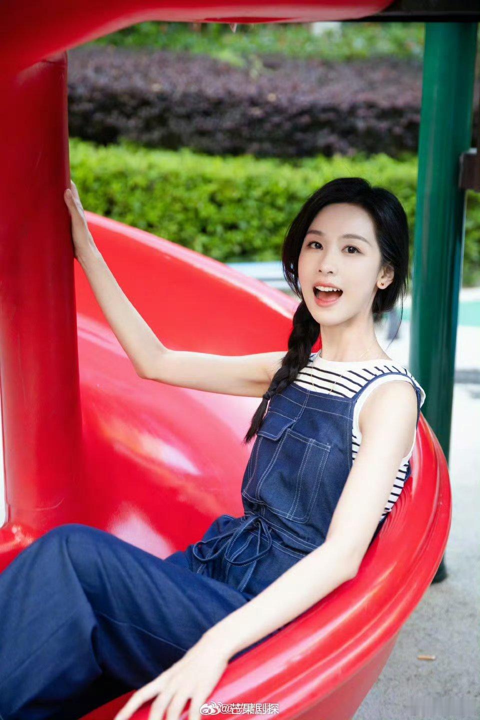 陈都灵滑梯随拍陈都灵又去玩滑梯了陈都灵滑梯随拍，好灵啊