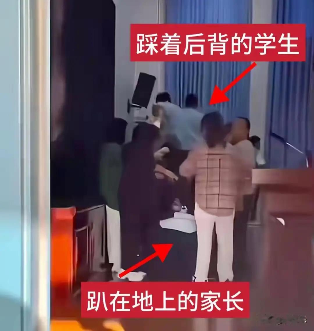 学校愧疚式教育真的让人一言难尽。就像河南郑州中牟县第三高级中学那场活动，家长跪地