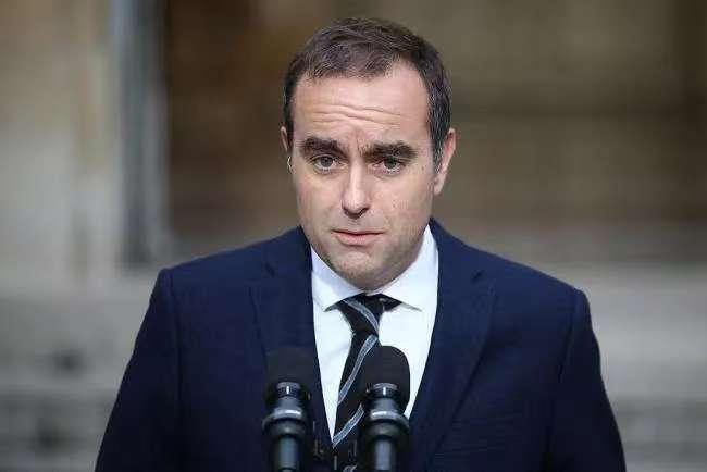 法国颁布强制性举措，想让中方服软让步。 说白了，法国暂停希音在法国的运营权，