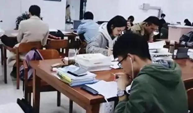 湖北女大学生在图书馆学习时，看到对面男生在挠大腿根部，便觉得对方在骚扰自己。随后