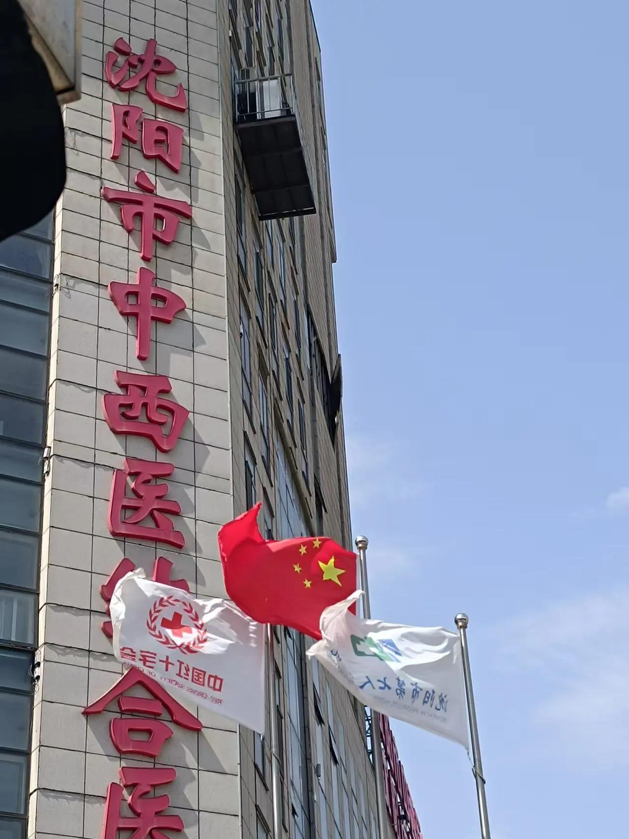 突发！沈阳一大楼外墙被大风吹掉，砸中一台出租车！沈阳发布了大风黄色预警，网友：大