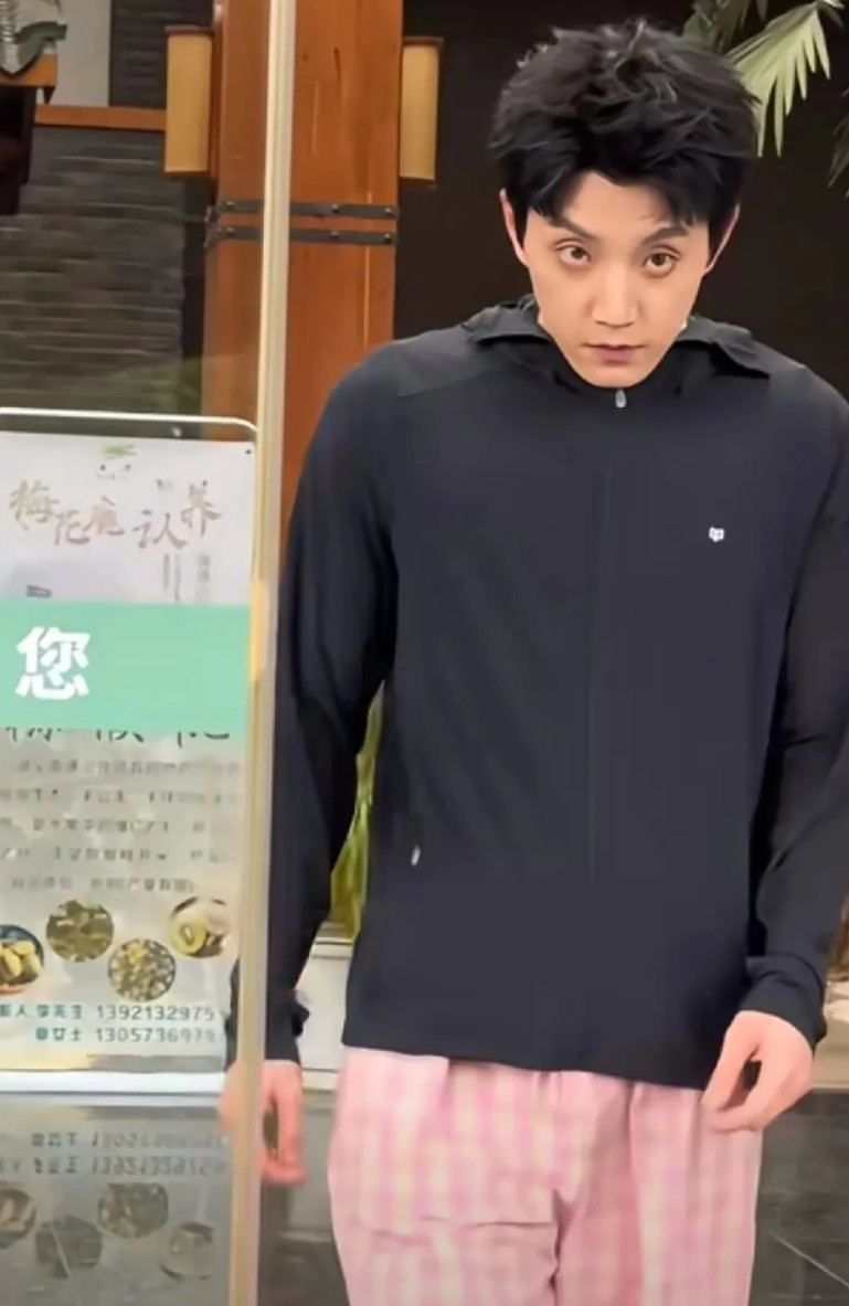 网友直呼有他不看了，许我耀眼怎么还有他啊？因为一个人弃剧不至于，他连男二都不是，
