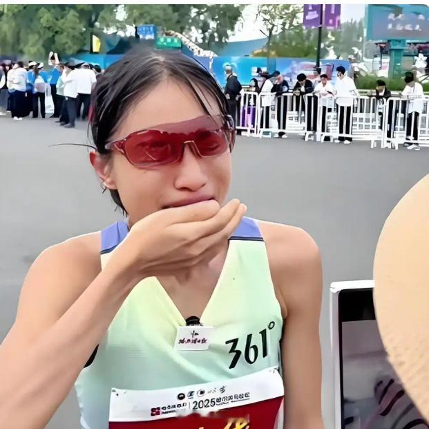 我觉得医院说的没错，一边享受编制待遇，一边牺牲别人的休息挣着奖金，还在网络发酵，