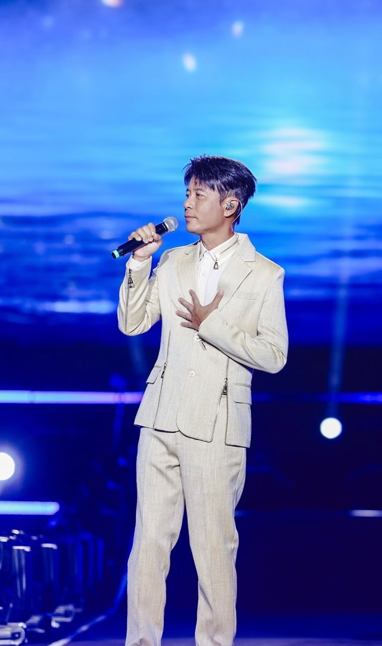 李克勤演唱会凌晨落幕，下台第一件事去找草根歌手侯浪李克勤在包头演唱会唱到凌晨一点，散场之后没有直接回