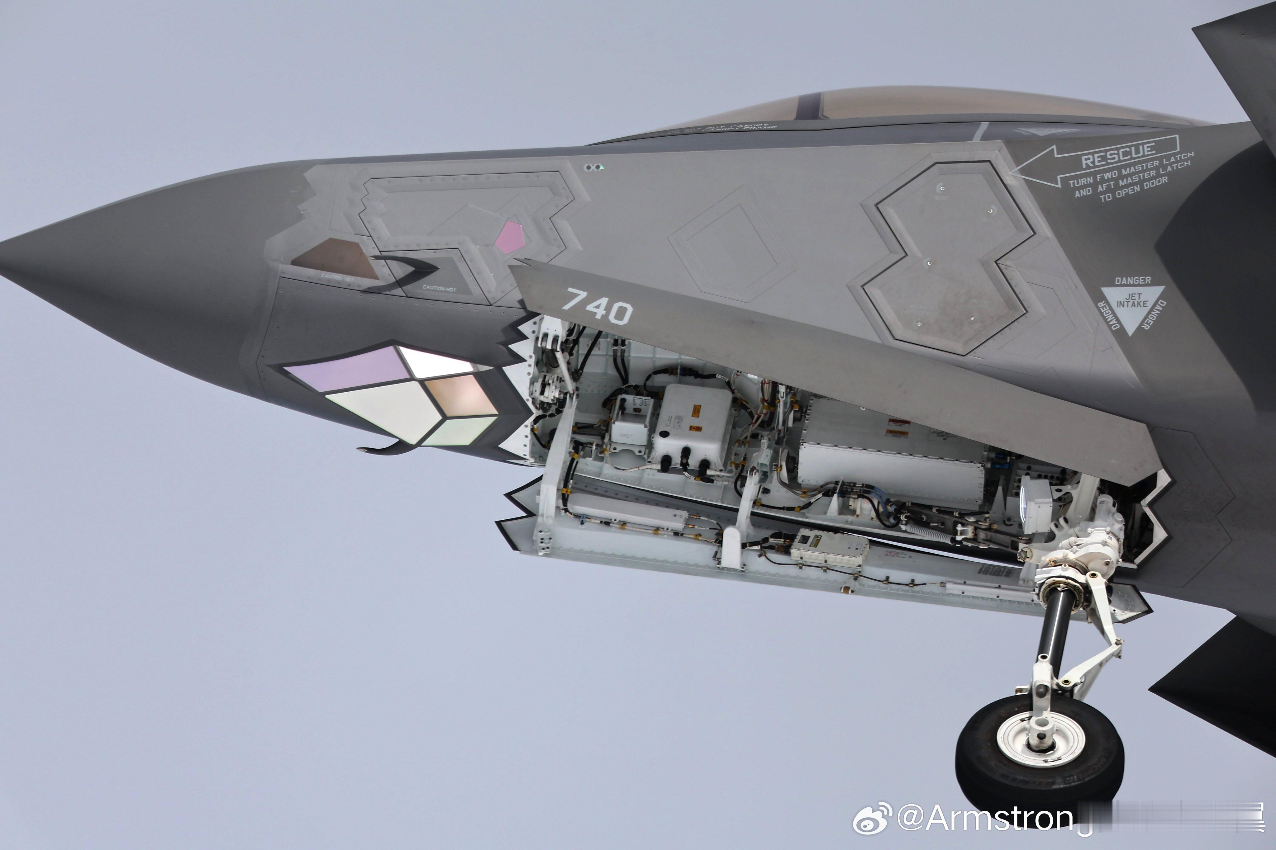 F-35A的前起落架和EOTS