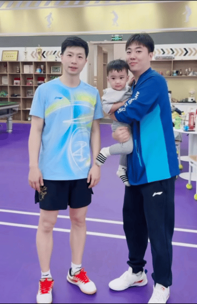 3.5日，新鲜的龙队，在训练时和球迷合影，网友喊话“龙队伦敦回来吧”龙队的自