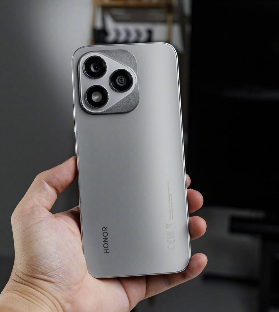 问：喜欢iPhone16Pro又喜欢华为Pura70Pro怎么办？答：整一台