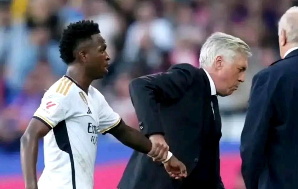 阿隆索一语道破天机，他说皇马球员像小孩，得哄着，这简直就是足球界的至理名言。问