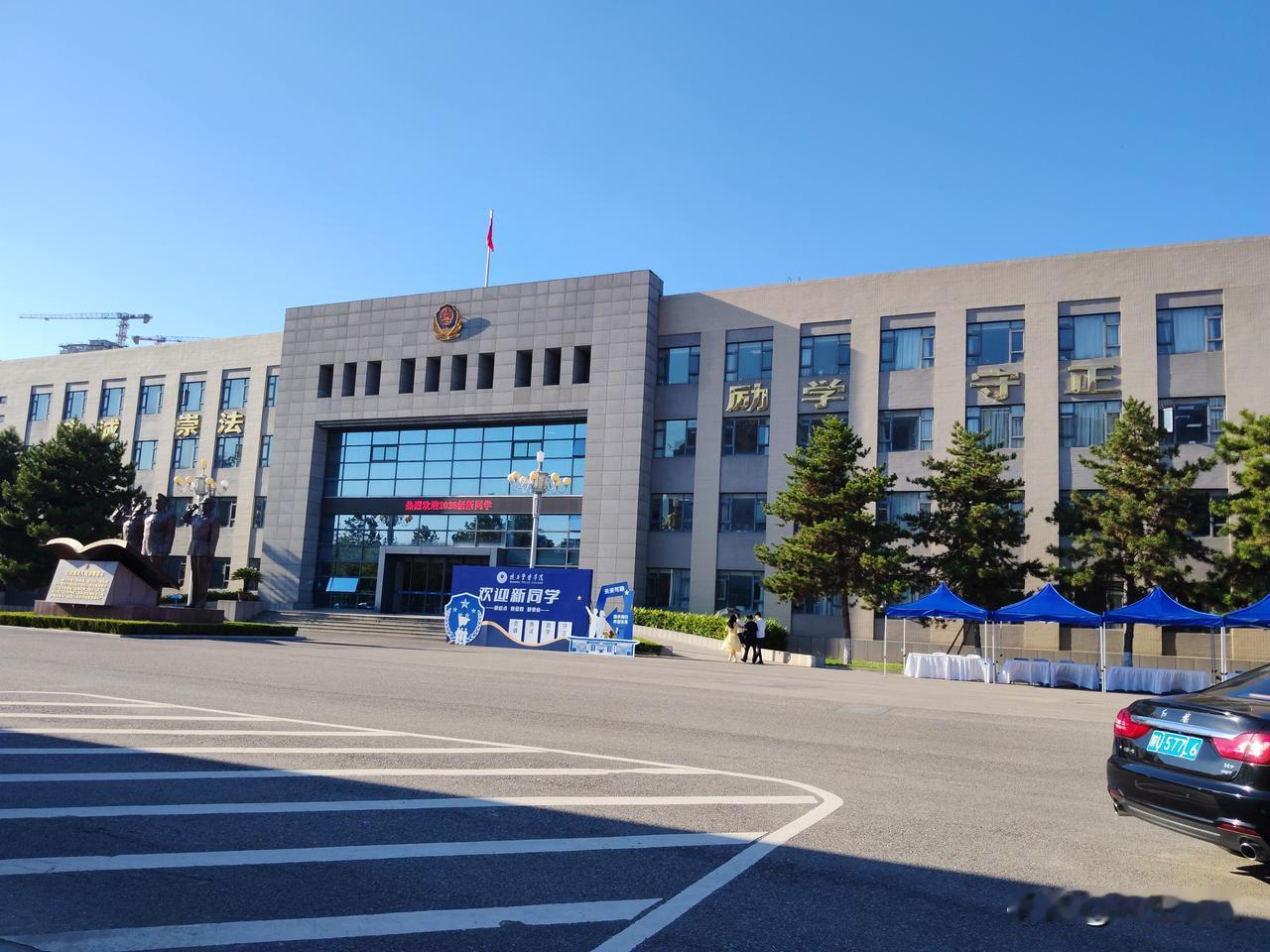 才送女儿去大学报道三天，又突然回家了！女儿从小到大没有住过学校，