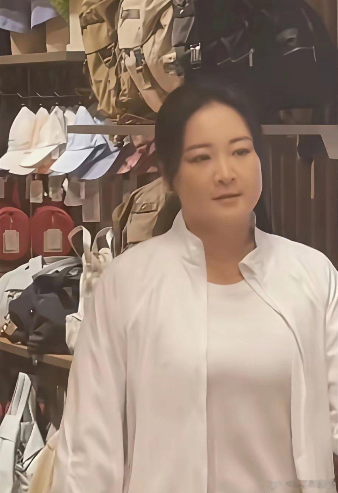 都别再鼓吹贾玲的身材了，逛街被拍，和普通人没什么两样，身材发福，脸都胖圆了，走起