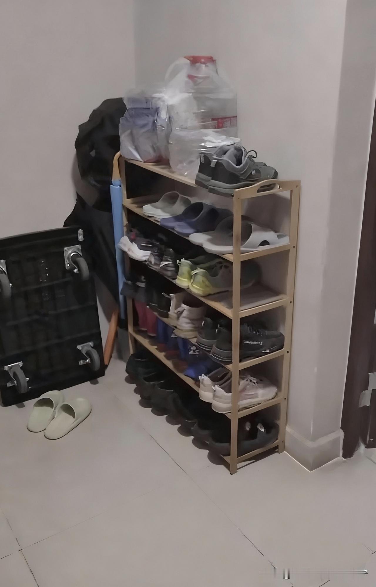 老将出马，一个顶俩！浙江一栋居民单元楼内，一户人家太不自觉，将鞋架摆放在楼道公