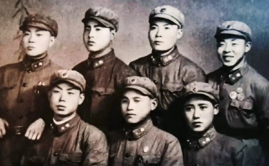 60年代，雷锋与战友们参加文艺汇演时的一张留影