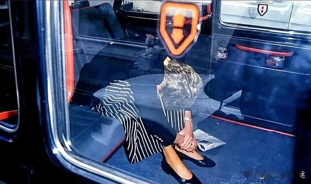 狗仔队摄影师粗鲁地大骂正在哭泣的戴安娜王妃：“抬起你的头来，贱人。我还有房贷和孩