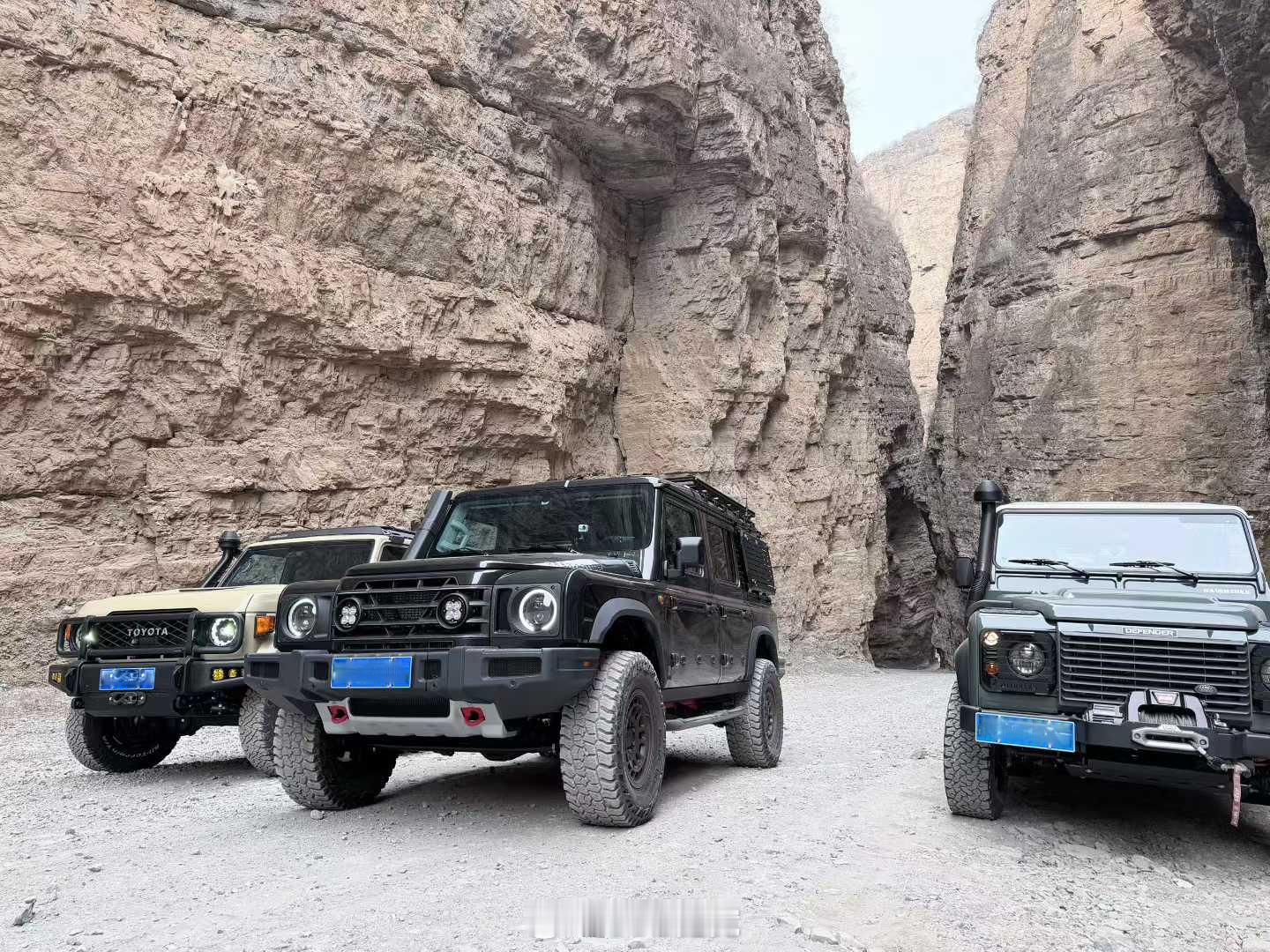 越野车就要去应该去的路，今天做个越野小学生越野车路虎卫士掷弹兵