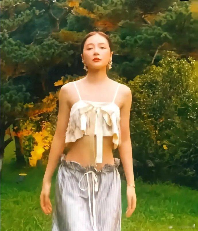徐娇，27岁了这身材一言难尽啊。真的是旱的旱死涝的涝死。​​​