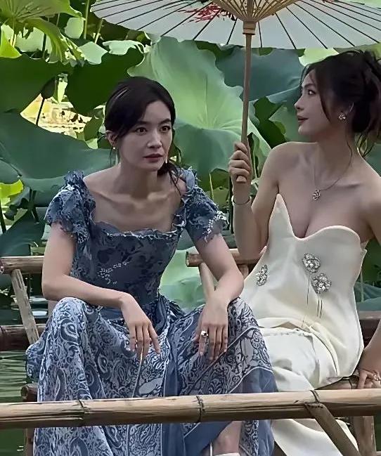 路人镜头下的女星就那样，跟普通人相差无几。一张路人镜头下的两位女星图片，左边