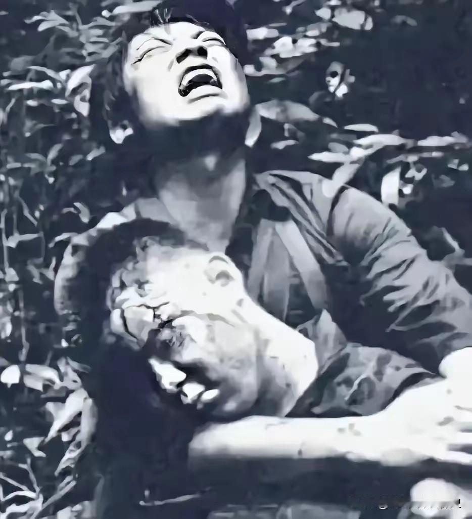 他抱着牺牲的连长，哭得浑身发抖。三十年后，这张照片还是让人不敢看第二眼。李发