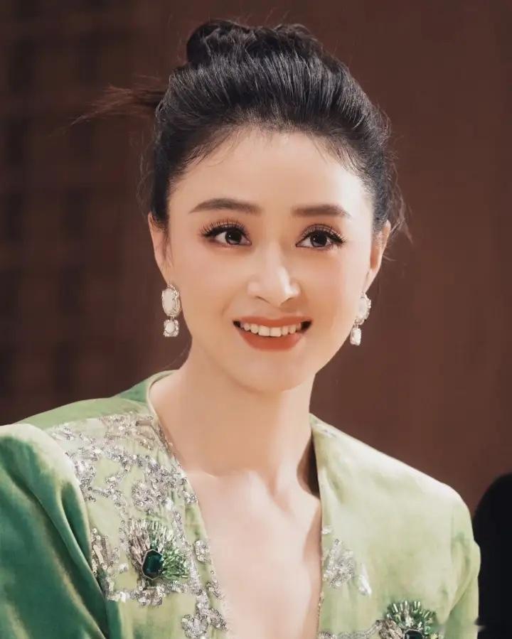 1.张凌赫不是只谈过白鹿，在那之后还有一任素人女友，女友经常混在他的工作人员里，