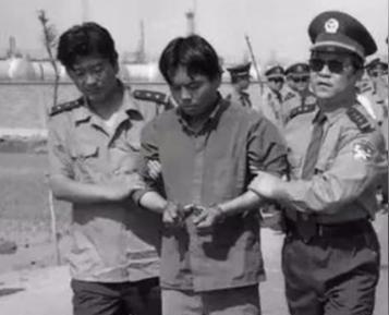 1992年，浙大高材生李红涛被警察逮捕，然而让所有人不敢相信的是，他竟然趁着警察