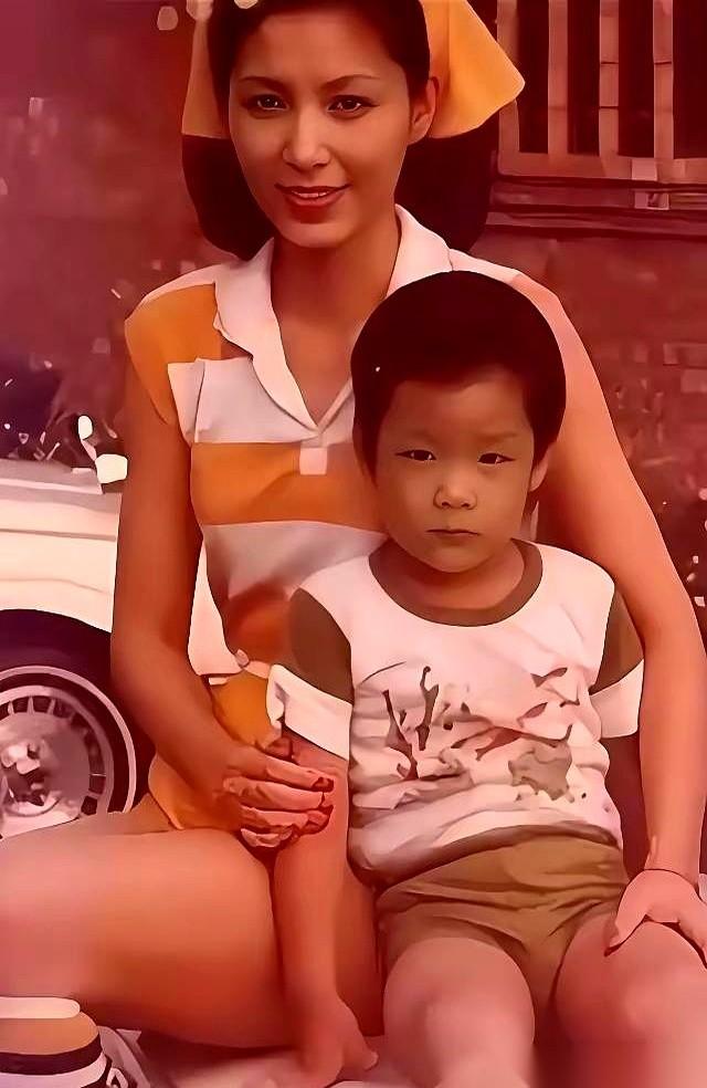 一张1982年的台北老照片，镜头死死对准一个女人，港风卷发，眉眼精致，直接就是画