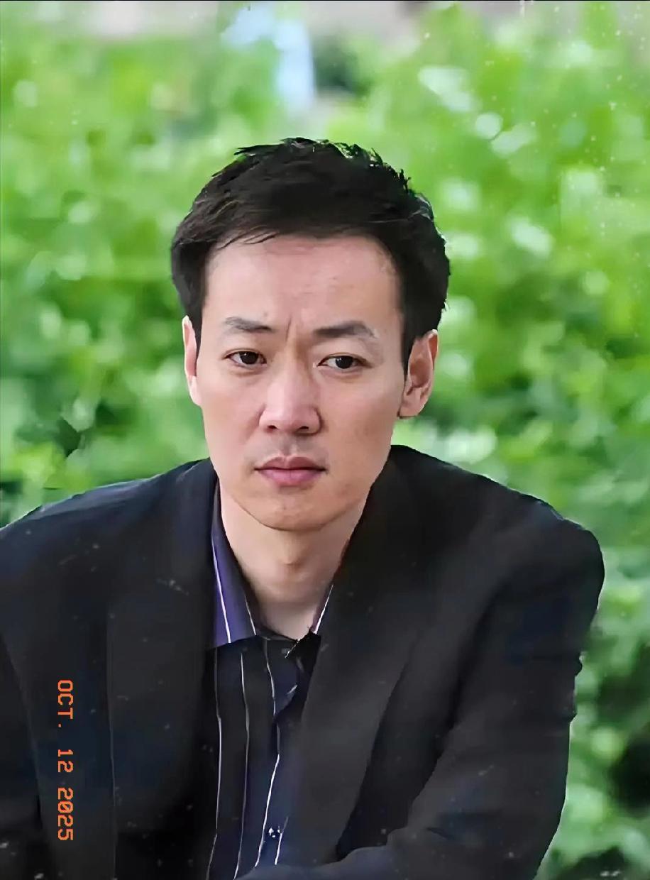 他没上热搜，但全网都在等他回来。妻子走后，他没发长文，没哭诉，也没接新戏。只