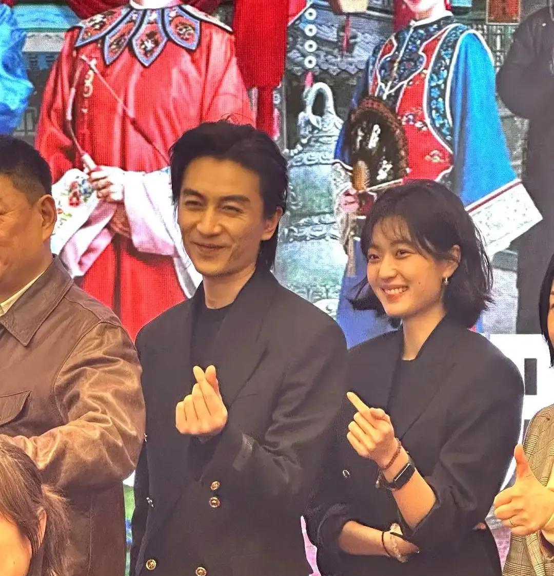 陈晓把算盘珠子拨得炸火星，盐价跟着他的心跳跳。李沁旗袍一甩，码头风替她签字。