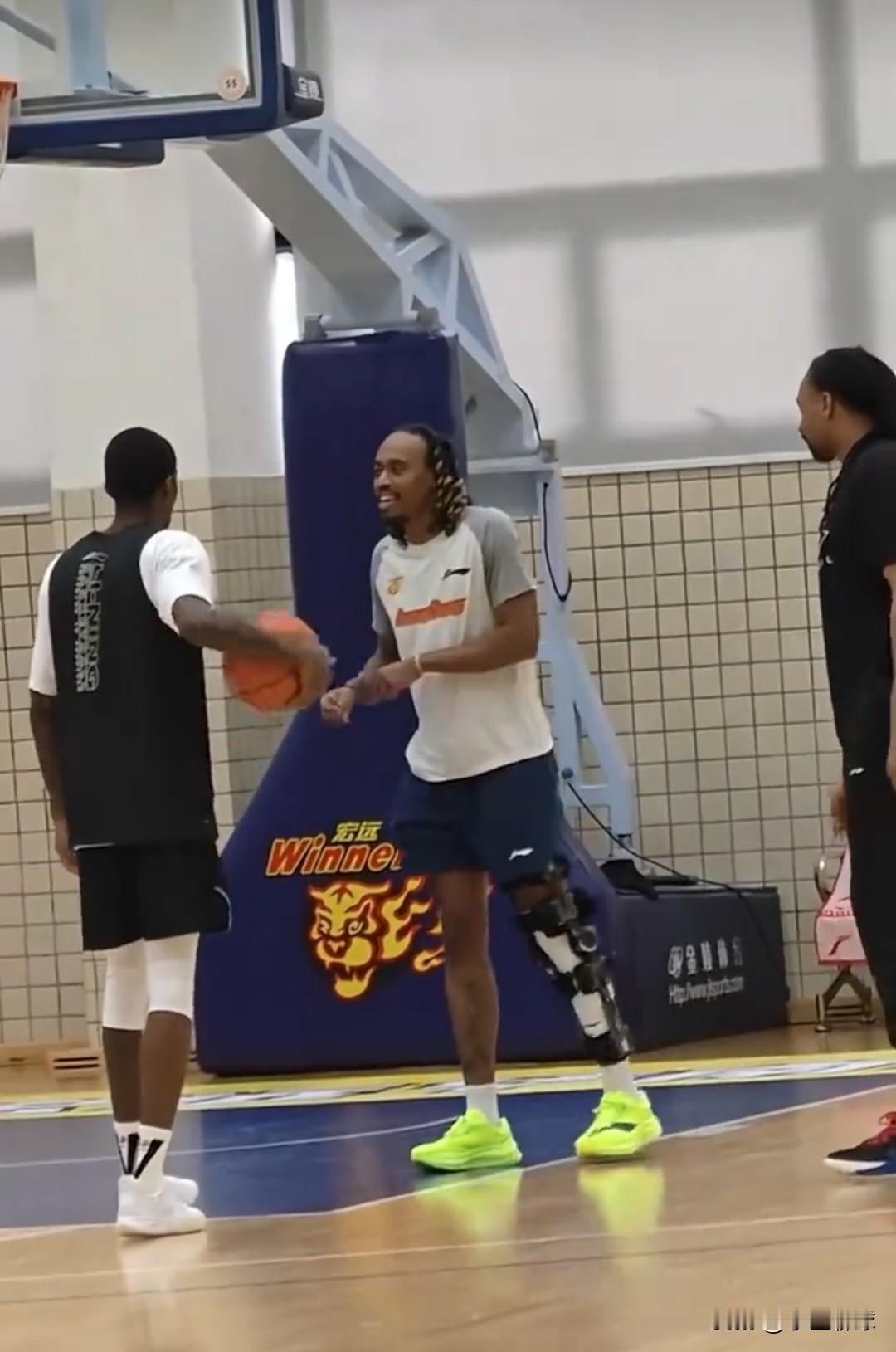 麦考尔昨晚坐在场下看到广东队跟南京队打得那么胶着，恨不得自己也上场去打。这样的