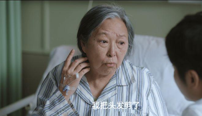看着《问心2》里老演员方芳演的余爱珠，不由想起我的婆婆。余爱珠是阿尔兹海默症